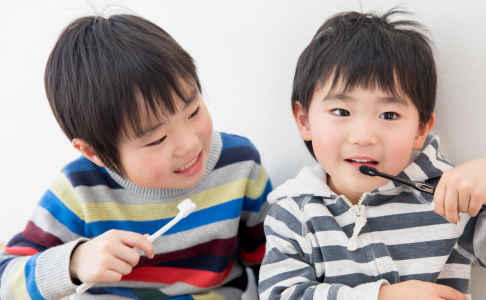 歯磨きをする子供